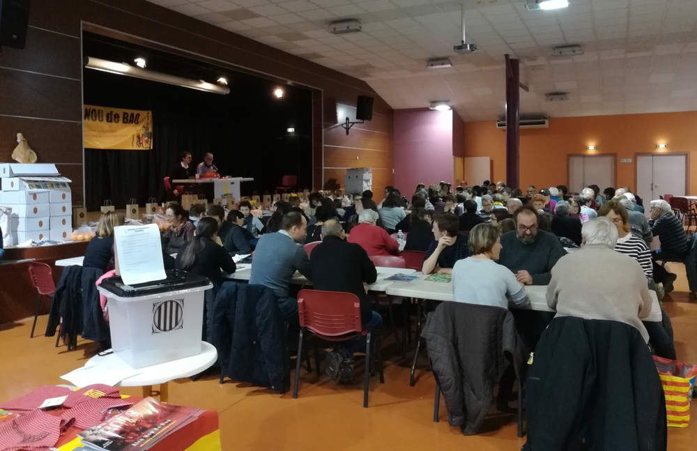 200 persones participen a la rifla solidària